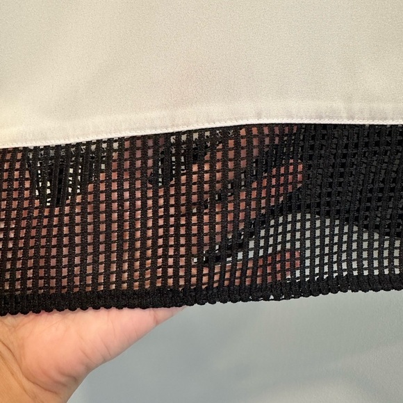 Cable and Gauge black and white flowy sleeveless blouse - Picture 5 of 9